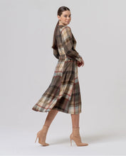 Cargar imagen en el visor de la galería, Vestido midi de cuadros con cinturón Camel claro
