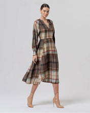 Cargar imagen en el visor de la galería, Vestido midi de cuadros con cinturón Camel claro
