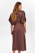 Load image into Gallery viewer, Vestido midi satinado CHOCOLATE
