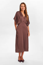 Load image into Gallery viewer, Vestido midi satinado CHOCOLATE
