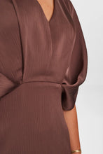 Load image into Gallery viewer, Vestido midi satinado CHOCOLATE
