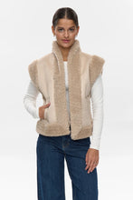 Cargar imagen en el visor de la galería, chaleco-borrego-mujer-beige-ante-doble-faz-sin-mangas-invierno-arbol-shop
