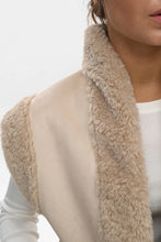 Cargar imagen en el visor de la galería, Chaleco abierto de borrego BEIGE
