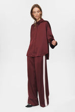 Cargar imagen en el visor de la galería, Camisa satinada CABERNET
