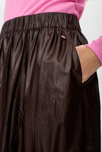 Cargar imagen en el visor de la galería, Falda con reflejos satinados MARRÓN
