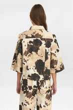 Cargar imagen en el visor de la galería, Camisa animal print MARRÓN
