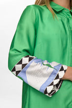 Cargar imagen en el visor de la galería, Camisa satinada Tarot Garden VERDE
