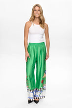 Cargar imagen en el visor de la galería, pantalon-satinado-verde-mujer-ilustracion-tarot-cisnes-fluido-arbol-shop

