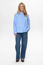 Cargar imagen en el visor de la galería, camisa-oversize-mujer-azul-celeste-detalles-bordados-algodon-arbol-shop
