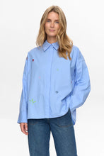 Cargar imagen en el visor de la galería, camisa-oversize-mujer-azul-celeste-detalles-bordados-algodon-arbol-shop
