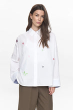 Cargar imagen en el visor de la galería, camisa-oversize-mujer-blanco-detalles-bordados-algodon-arbol-
