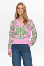 Cargar imagen en el visor de la galería, jersey-cuello-v-mujer-rosa-estampado-ornamental-verde-arbol-shop
