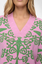Cargar imagen en el visor de la galería, jersey-cuello-v-mujer-rosa-estampado-ornamental-verde-arbol-shop
