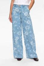 Load image into Gallery viewer, pantalones-vaqueros-wide-leg-mujer-estampado-soles-nubes-celeste-arbol-shop
