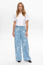 Load image into Gallery viewer, pantalones-vaqueros-wide-leg-mujer-estampado-soles-nubes-celeste-arbol-shop
