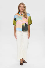 Cargar imagen en el visor de la galería, camisa-satinada-manga-corta-mujer-estampado-paisaje-abstracto-arbol-shop
