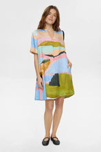 Cargar imagen en el visor de la galería, VESTIDO CORTO ESTAMPADO MULTICOLOR
