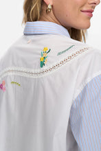 Cargar imagen en el visor de la galería, camisa-oversize-detalles-bordado-floral-espalda-encaje-calado-arbol-shop
