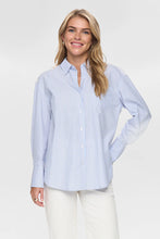 Cargar imagen en el visor de la galería, camisa-oversize-detalles-bordado-floral-espalda-encaje-calado-arbol-shop
