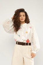 Load image into Gallery viewer, Camisa bordada Blanca
