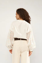 Load image into Gallery viewer, Camisa bordada Blanca
