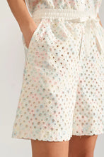Load image into Gallery viewer, Shorts con detalles perforados Blanco
