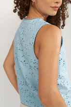 Load image into Gallery viewer, Chaleco con bordados Azul claro
