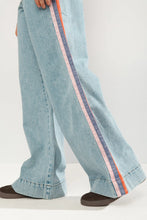 Cargar imagen en el visor de la galería, Pantalón  con detalle de lineas wide jeans Azul claro
