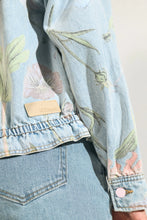 Cargar imagen en el visor de la galería, Chaqueta vaquera estampada azul claro
