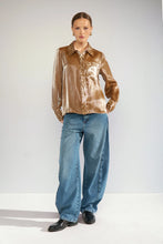 Cargar imagen en el visor de la galería, Camisa con bolsillo animal print Beige
