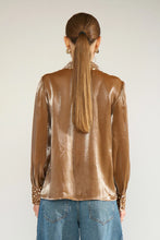 Cargar imagen en el visor de la galería, Camisa con bolsillo animal print Beige
