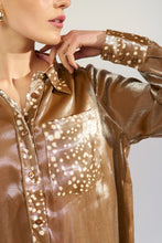 Cargar imagen en el visor de la galería, Camisa con bolsillo animal print Beige
