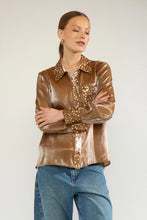 Cargar imagen en el visor de la galería, Camisa con bolsillo animal print Beige

