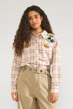 Cargar imagen en el visor de la galería, Camisa con bordados cuadros Multicolor
