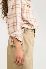 Cargar imagen en el visor de la galería, Camisa con bordados cuadros Multicolor
