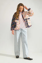 Cargar imagen en el visor de la galería, Chaqueta estampada multicolor
