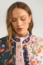 Cargar imagen en el visor de la galería, Chaqueta estampada multicolor
