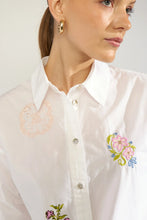Load image into Gallery viewer, Camisa bordada Blanca
