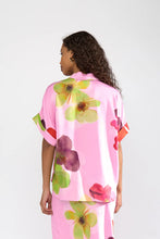 Load image into Gallery viewer, Camisa estampada flores Rosa
