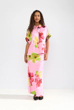 Load image into Gallery viewer, Camisa estampada flores Rosa
