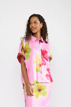 Load image into Gallery viewer, Camisa estampada flores Rosa
