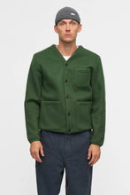 Cargar imagen en el visor de la galería, Sobrecamisa cuello pico Verde
