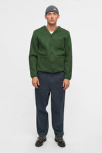 Cargar imagen en el visor de la galería, Sobrecamisa cuello pico Verde
