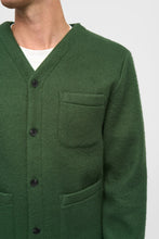 Cargar imagen en el visor de la galería, Sobrecamisa cuello pico Verde
