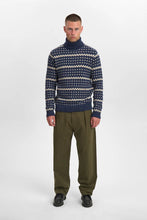 Cargar imagen en el visor de la galería, Jersey de cuello alto azul con estampado geométrico crema y motas de colores
