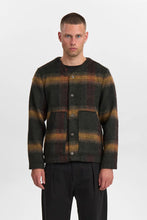 Cargar imagen en el visor de la galería, Sobrecamisa cuello en V VERDE
