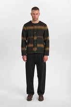 Cargar imagen en el visor de la galería, Sobrecamisa cuello en V VERDE
