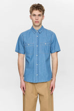 Cargar imagen en el visor de la galería, camisa-denim-hombre-manga-corta-azul-bolsillos-frontales-arbol-shop
