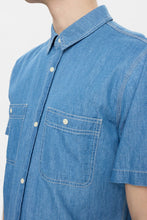Cargar imagen en el visor de la galería, camisa-denim-hombre-manga-corta-azul-bolsillos-frontales-arbol-shop
