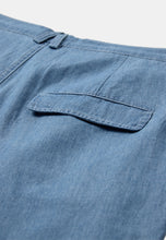 Cargar imagen en el visor de la galería, Pantalón vaquero con pinzas Azul claro
